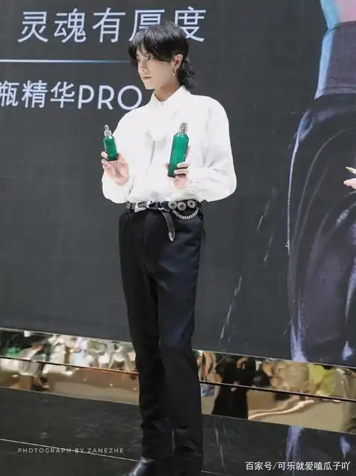 华晨宇和她们好甜!花花华晨宇现身西安线下品牌活动