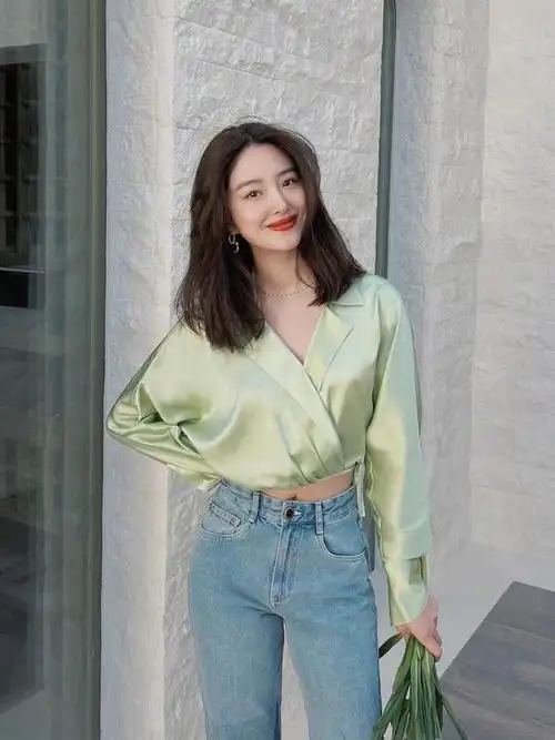 31岁杨采钰带火了一种复古穿搭露腰衬衫牛仔裤显瘦又洋气