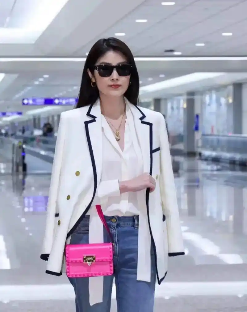 当年的香港娱乐圈都是王祖贤,李嘉欣,邱淑贞这样的大美女,陈慧琳并不