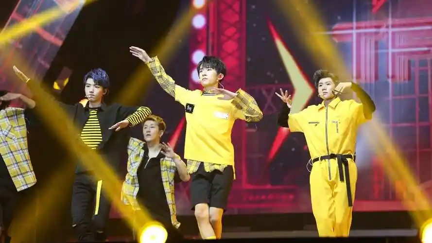 我们的时光 #tfboys# 四周年演唱会 稳稳的一版视频(*~︶~)