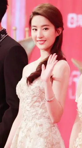 刘亦菲分享茜茜出席第十九届上海国际电影节红毯图整理比较少见的镜头