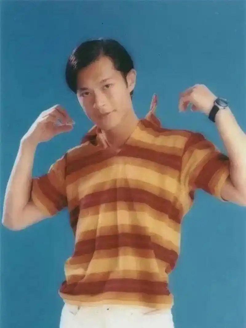 古天乐年轻时的几张照片展示出他有着稍微黝黑的肤色,然而,他的发型