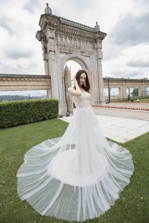 陈乔恩唯美婚纱大片曝光,绽放梦幻色彩化身优雅新娘