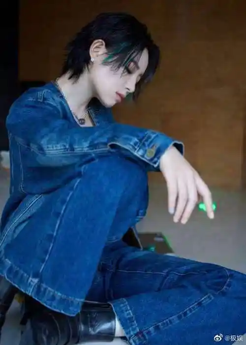 李斯丹妮上海时装周##李斯丹妮#李斯丹妮时装周一头短发造型时尚潮流