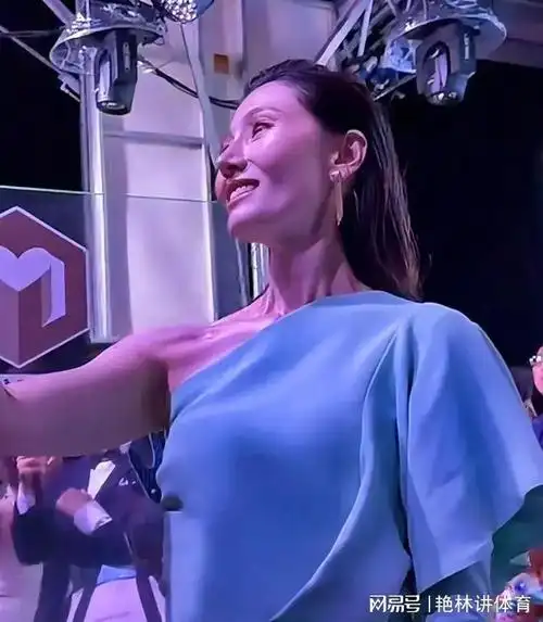 李嘉欣终究还是老了参加活动笑出4层皱纹穿露肩装气质仍高级