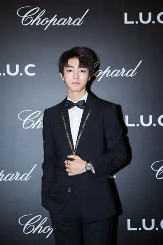 王俊凯穿西装打领结变"贵公子" 精致侧颜撩人