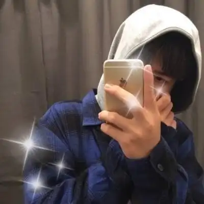 非主流男生拿手机自拍头像