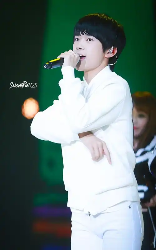 易烊千玺2016qq音乐盛典