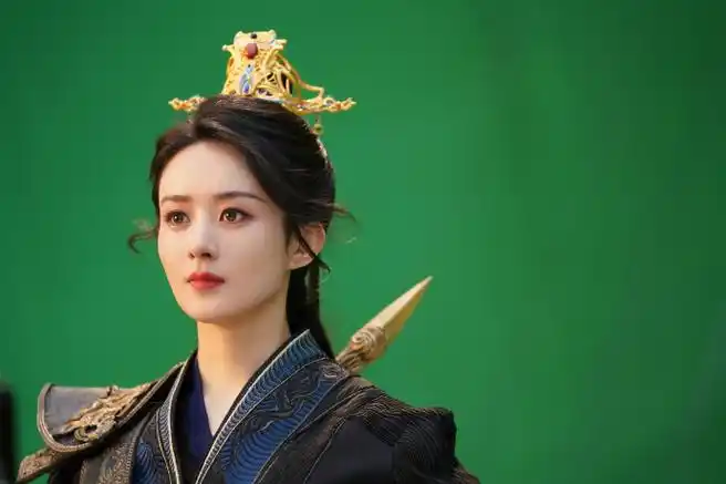 赵丽颖超话#赵丽颖沈璃#小室带着碧苍王沈璃@赵丽颖的霸气大战瞬间