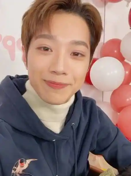 直播给粉丝录18张自拍,调皮又可爱的小朋友～@赖冠霖_edward一只鹿白