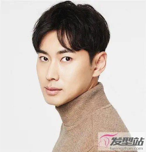 鬓角高的男生适合大偏分油头感发型,油头质感的黑发可以使得你的鬓角