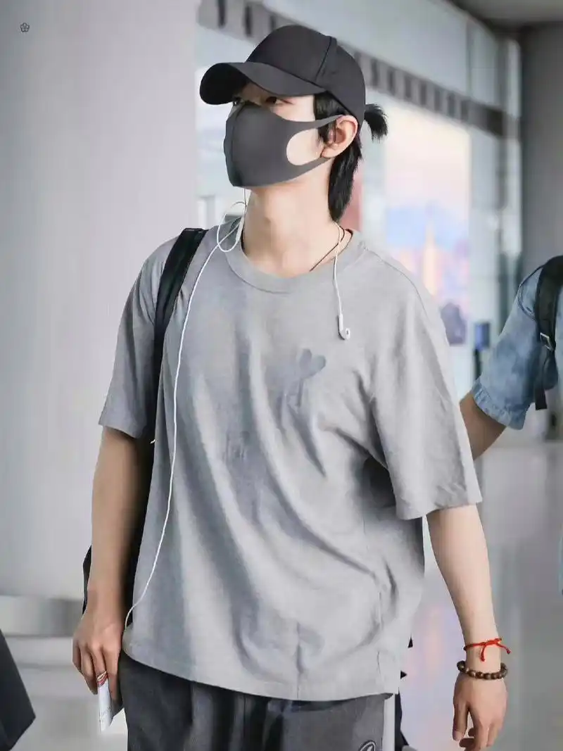 肖老师的私服穿搭每次都会让人惊艳真的好会搭配,尽显完美的身材比例