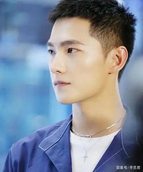 的杨洋在穿上这身蓝色的衣服后,更是能完美的hold住,再加上寸头的发型