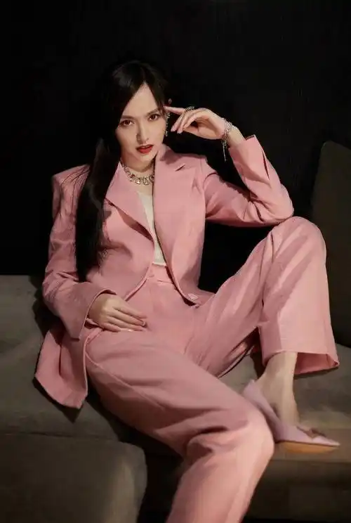 霸道总裁唐嫣上线穿粉色西装气场强大搭粉色尖头鞋既干练又少女
