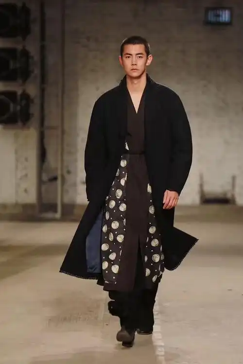 川传校友纪凌尘首登真人秀节目被赞