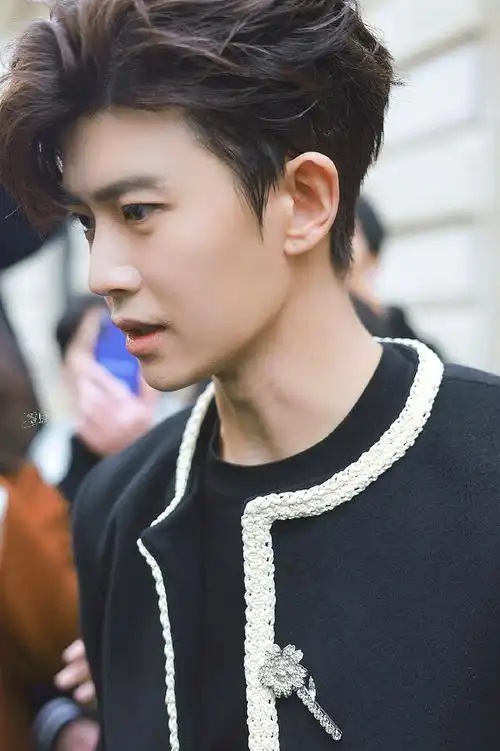 任嘉伦超话  20240228 rv 探店下班  @任嘉伦allen    #任嘉伦巴黎