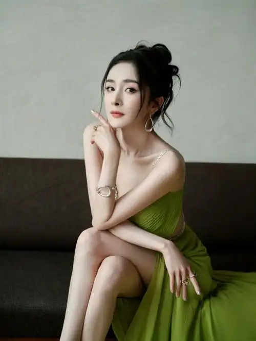 杨幂优雅亮相voguefilm活动绿裙盘发造型明媚浪漫