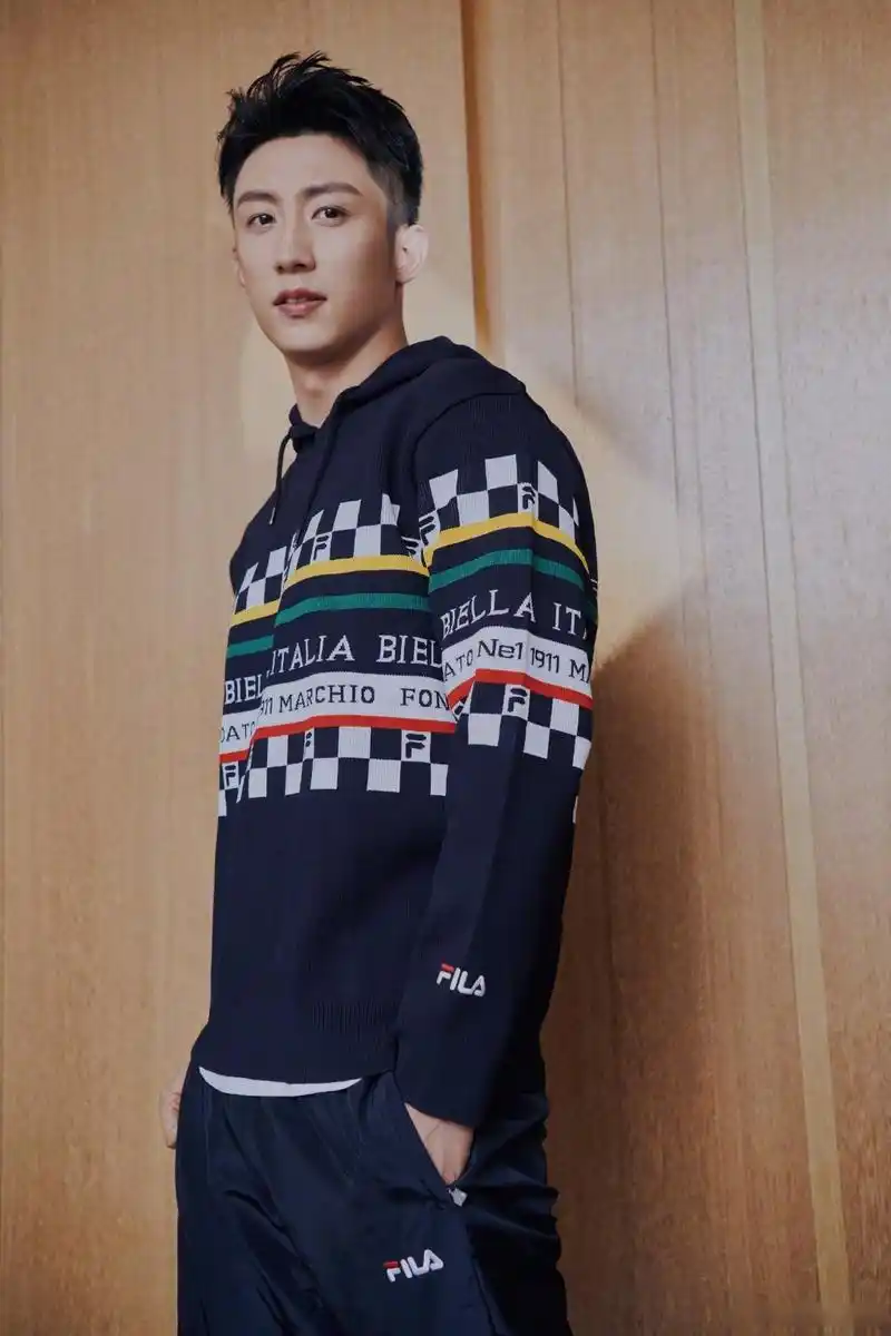 黄景瑜活动look:身穿棋盘针织衫,搭配复古老爹鞋,初秋的运动风boy