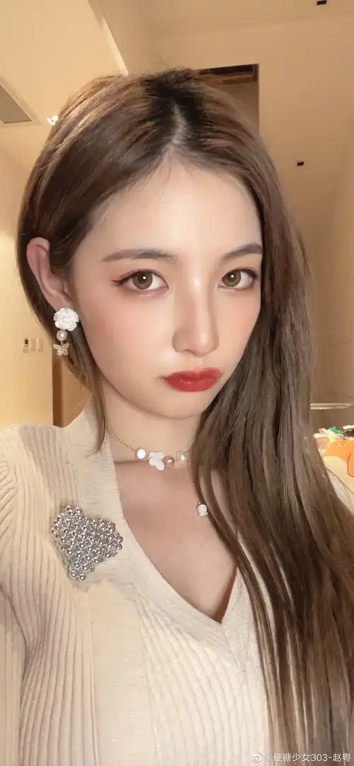 赵粤晒长发自拍九宫格精致可爱各种风格都可以驾驭