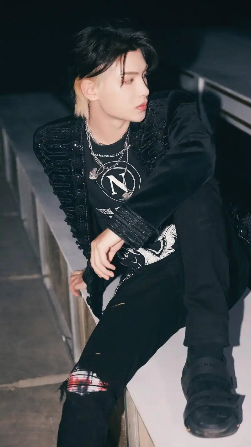 歌手黄明昊,零零后的小贾聪明伶俐,帅气男孩,请看帅照吧