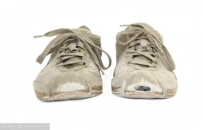 一双破旧的运动鞋孤立在白色