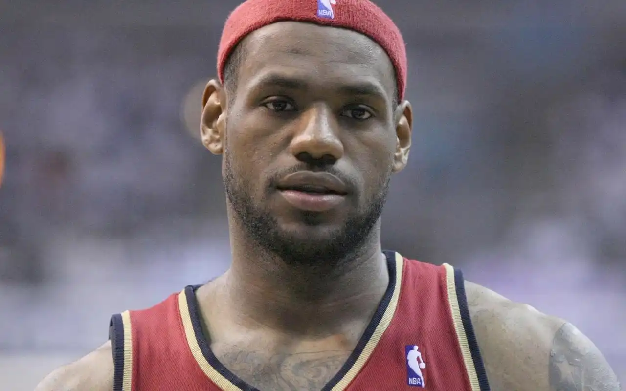 nba篮球明星詹姆斯帅气写真桌面壁纸高清 第二辑