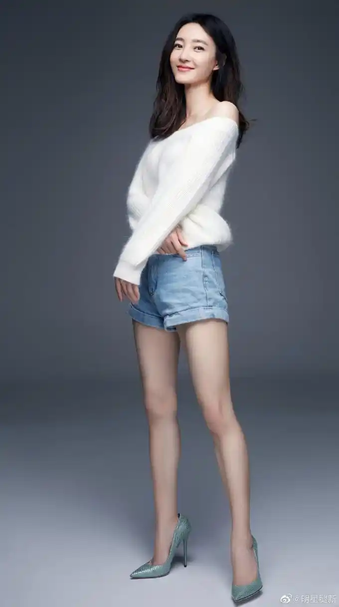 王丽坤牛仔热裤细高跟美长腿写真