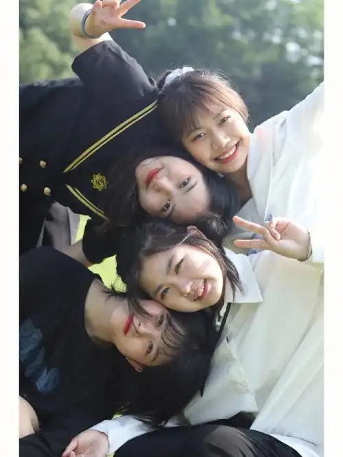 寝室四人草坪拍照姿势参考