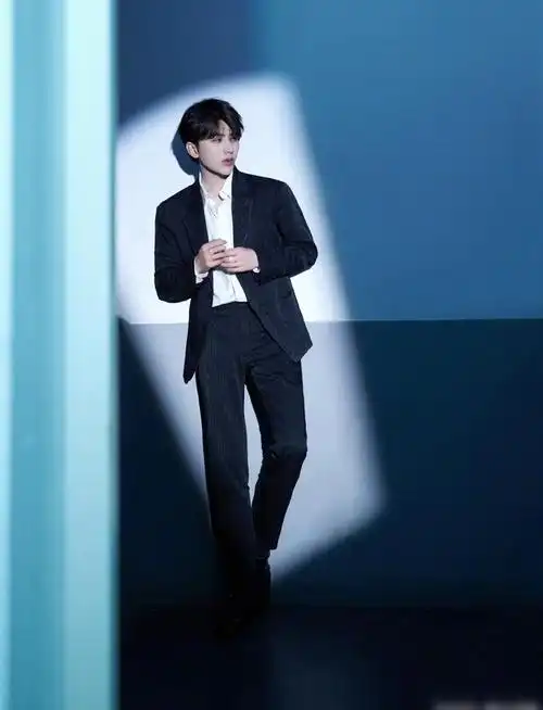 蔡徐坤光影大片潇洒黑色西服随性搭着白衬衫展现型男魅力