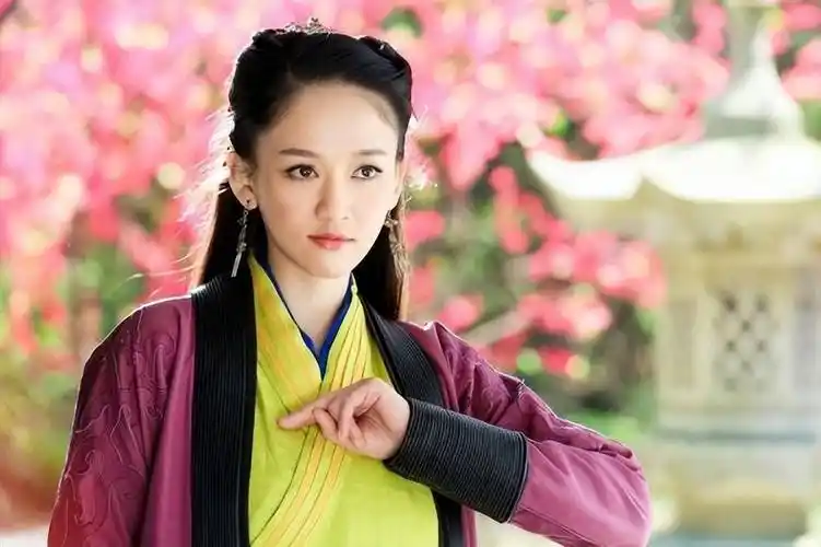 《笑傲江湖》的版权恰巧东方不败的原定演员因不满被压番怒气冲冲离开