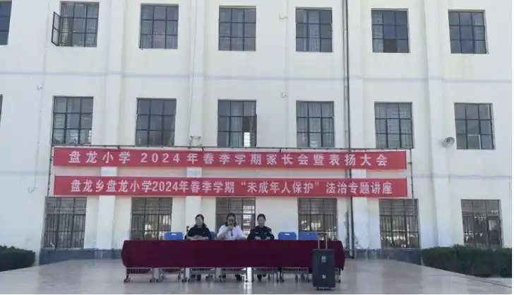 积极开展"法治进校园"活动3次,组织盘龙中学50余名学生代表走进砚山县