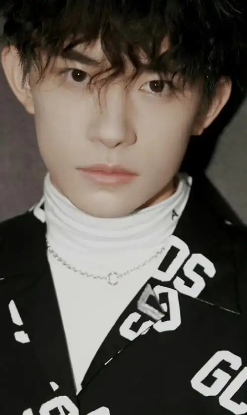 易烊千玺怼脸六宫格#易烊千玺怼脸系列96帅气怼脸,温柔眼神杀,千玺