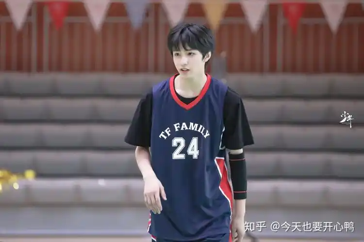 跪求刘耀文的壁纸要那种清晰的要看到的狼崽全脸那种