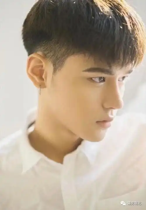 有的男生头发比较粗硬,剪刘海发型显然不合适!那么