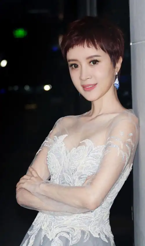 金巧巧一组宣传美照身着一袭印花长裙优雅动人