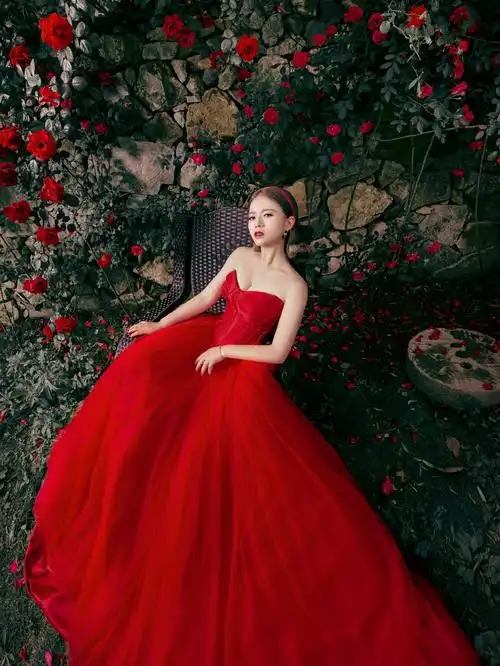 嗯~  大概是对玫瑰的爱恋吧~   红色婚纱照系列_婚纱照