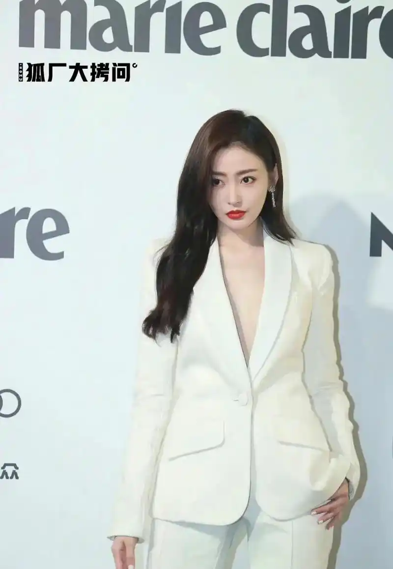 张天爱还是适合这么飒姐风格,白色西装一穿气场瞬间两米八