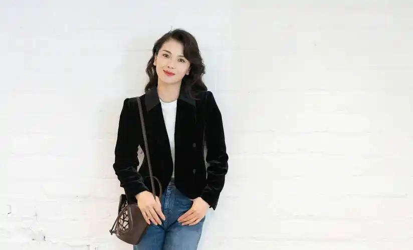 比起穿外套,小外套搭配牛仔裤会更加休闲清爽.