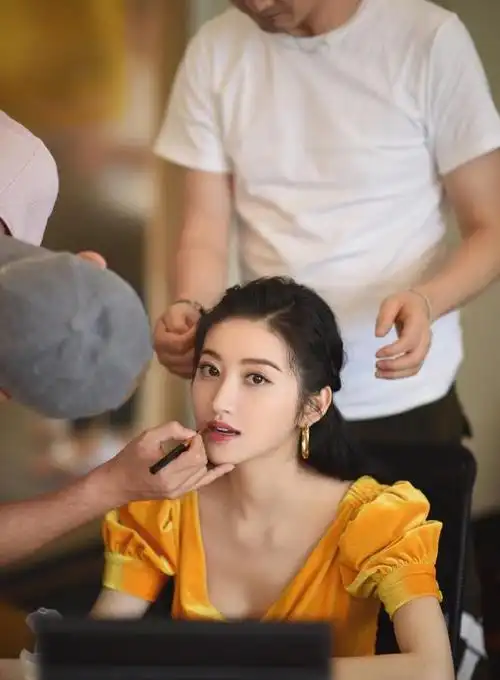 戚薇|刘海|白皙|双眼皮|女明星_网易订阅