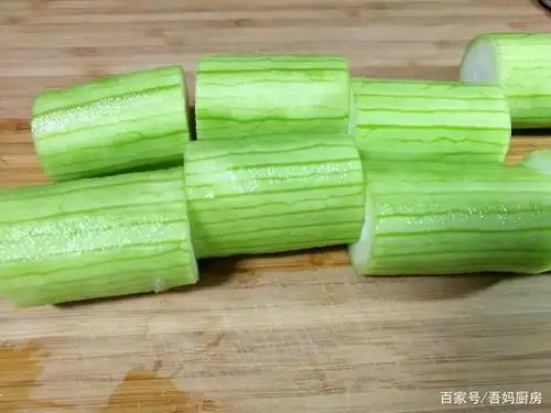 丝瓜去皮切段