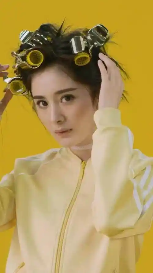 angelababy扎哪吒头拍宣传片,跟杨幂鹿晗陈奕迅一起玩转经典色_蓝色