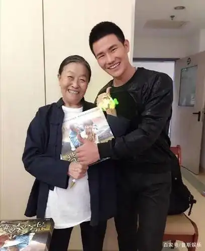 张少华儿子:让母亲帮还房贷,被传母亲生病不现身,却被夸有孝心