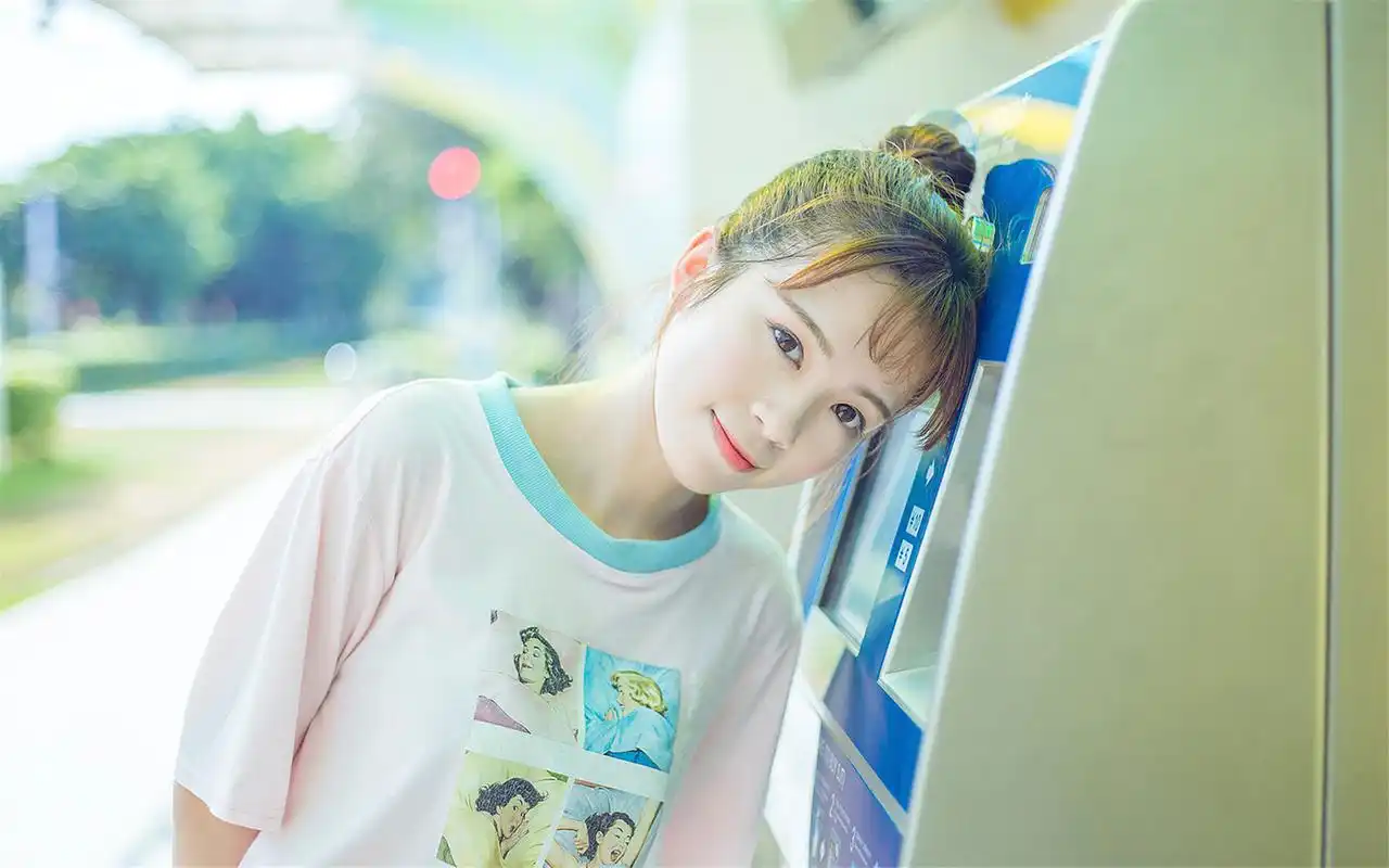 扎丸子头的可爱女生清新摄影桌面壁纸下载