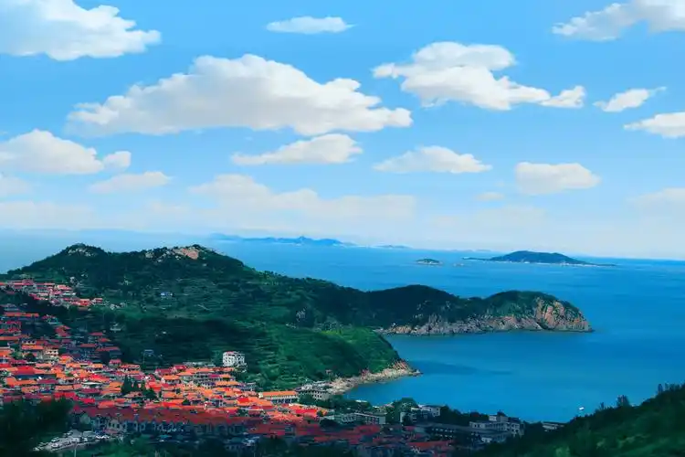 青岛崂山海边的青山渔村