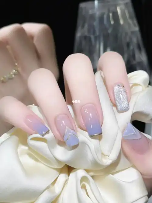 温柔显白蓝色系小山丘猫眼渐变美甲