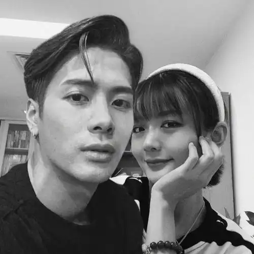 偶遇王嘉尔和他女朋友