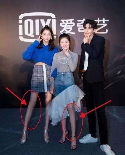 圆脸赵露思原来76斤没作假,同框腿精关晓彤,穿半身裙腿成亮点