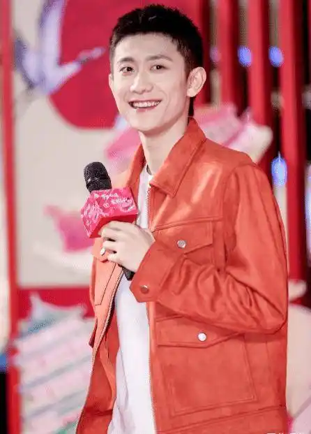 张一山可真是"怪才",大光头配绿衣,真不是一般的敢穿_造型_发型_休闲