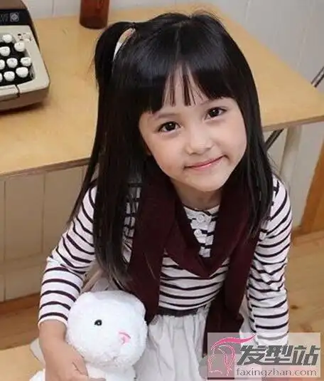 女童简单苹果头扎发 甜美可爱打造小公主_发型站_最新流行发型设计