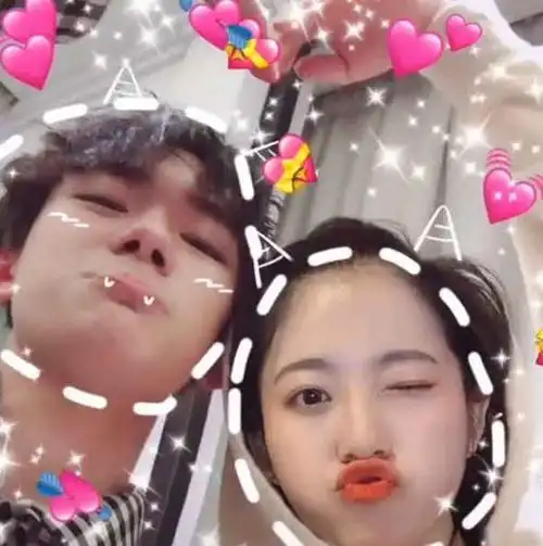 易烊千玺居然有"女朋友"了,看了他们的亲密合照,网友不谈定了